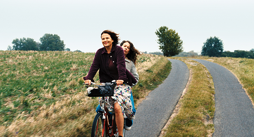 New York 2025 Review: MIROIRS NO. 3, Haunted By the Idea of a Perfect Family